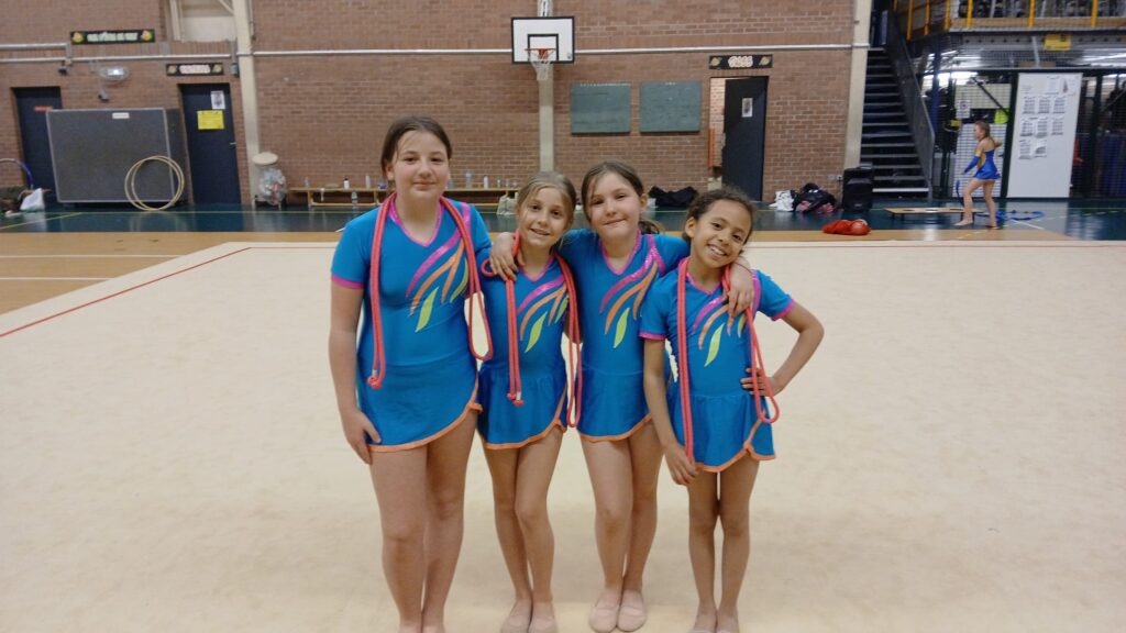 équipe de gymnastique rythmique d'enfant
