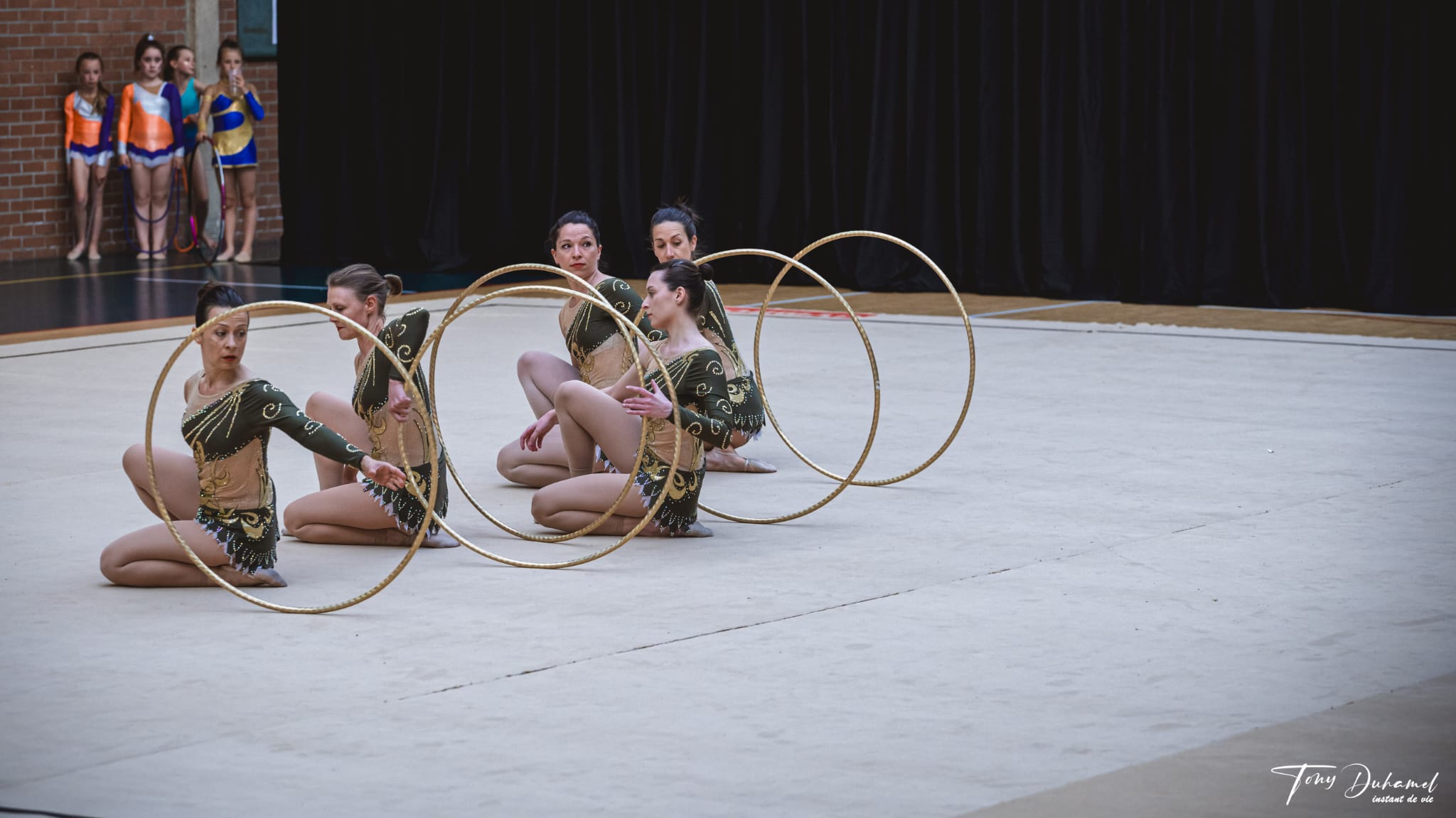 équipe de gymnastique rythmique avec des cerceaux