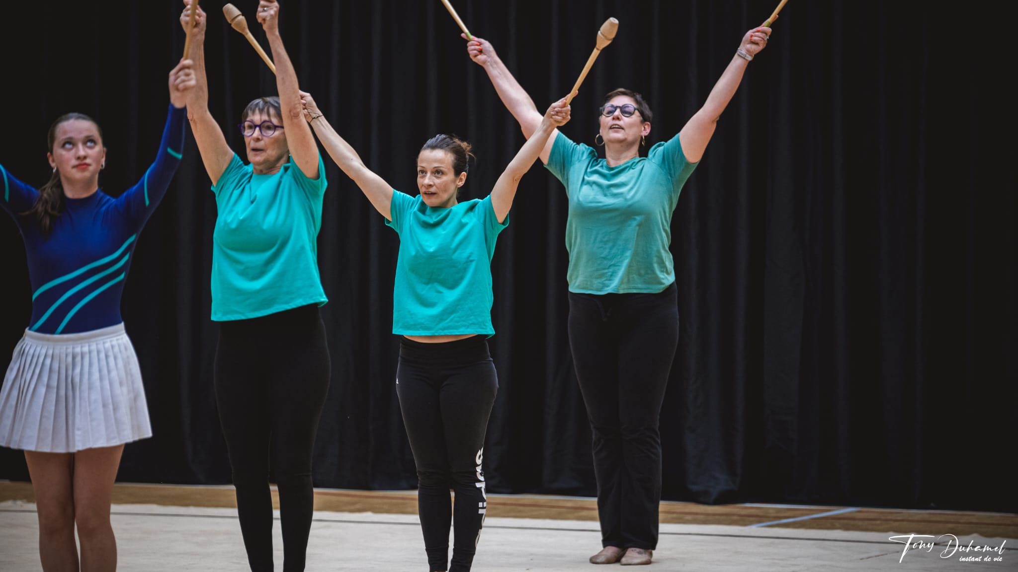 équipe de gymnastique avec des massues