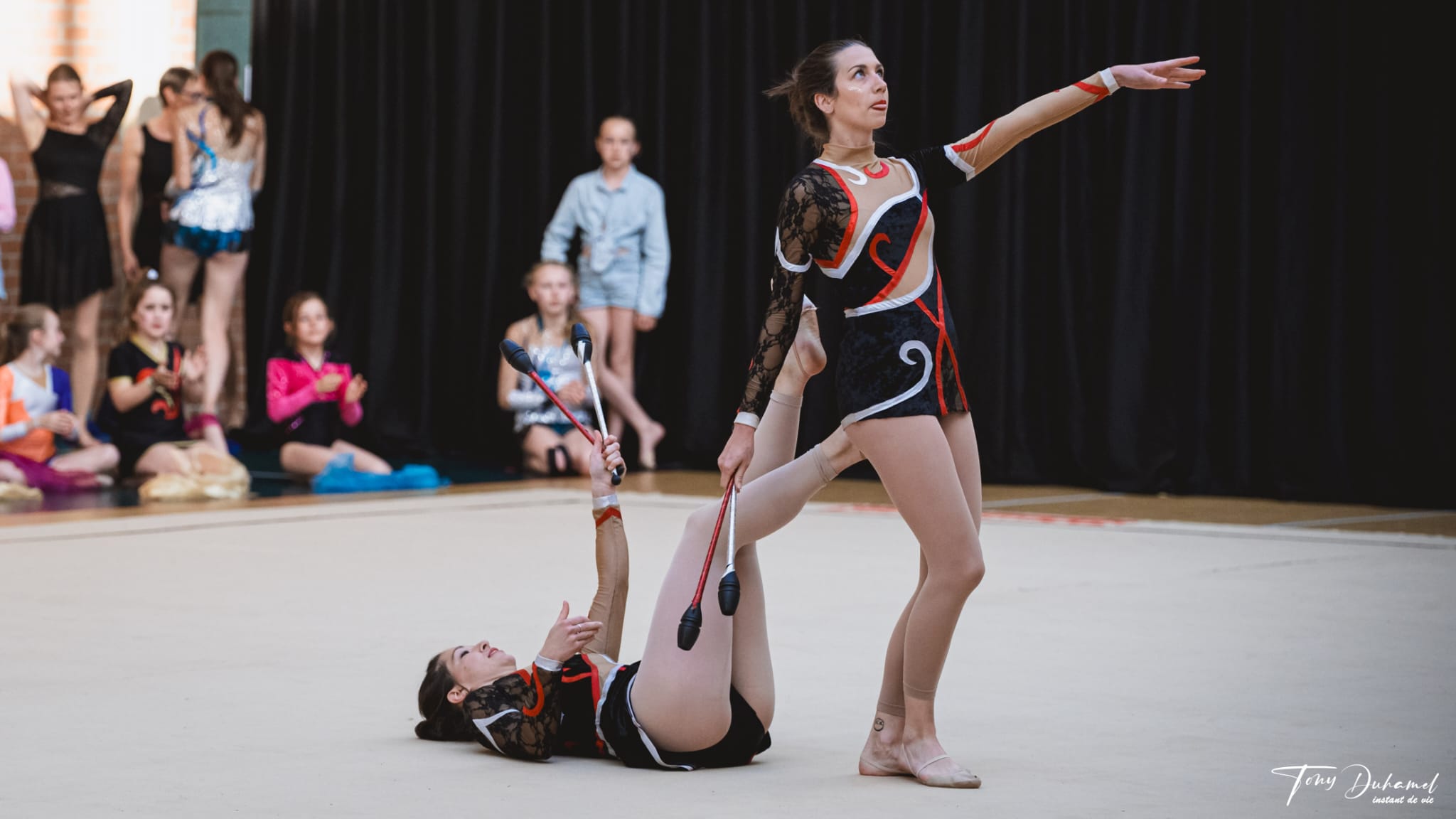 Deux personnes qui réalisent une figure de gymnastique