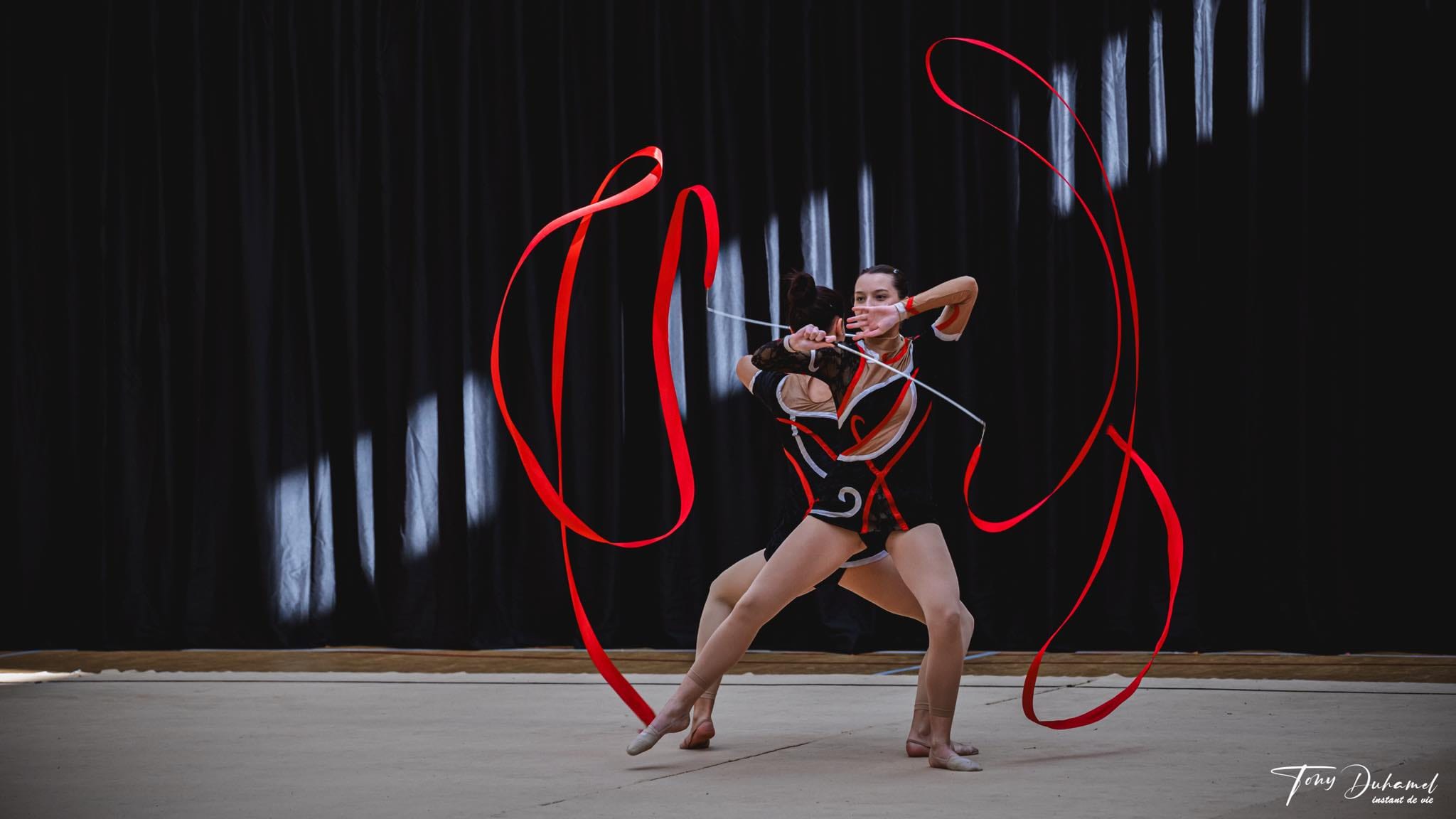 Deux personnes qui pratique la gymnastique rythmique avec des rubans
